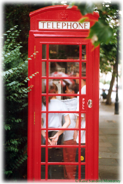 Chavalos en un tel&eacute;fono de Londres